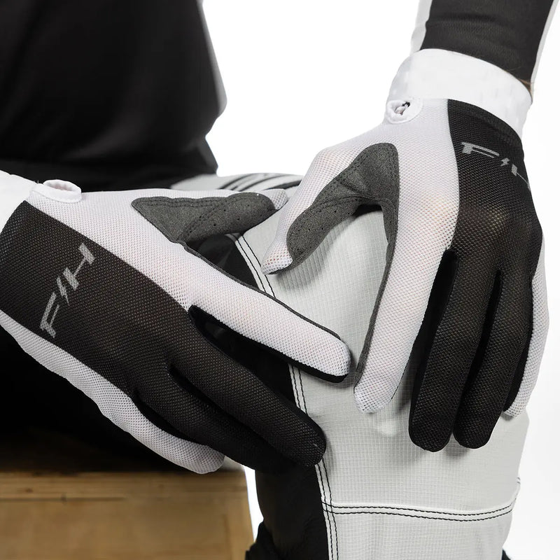 כפפות רכיבה פסטהאוס לבן שחור - Fasthouse Vapor React Glove מק"ט 420003-10 - תקריב לבוש - ישיבה