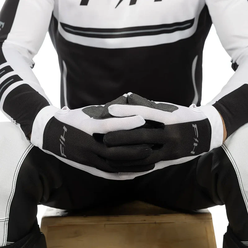כפפות רכיבה פסטהאוס לבן שחור - Fasthouse Vapor React Glove מק"ט 420003-10 - תקריב לבוש - כפות ידיים