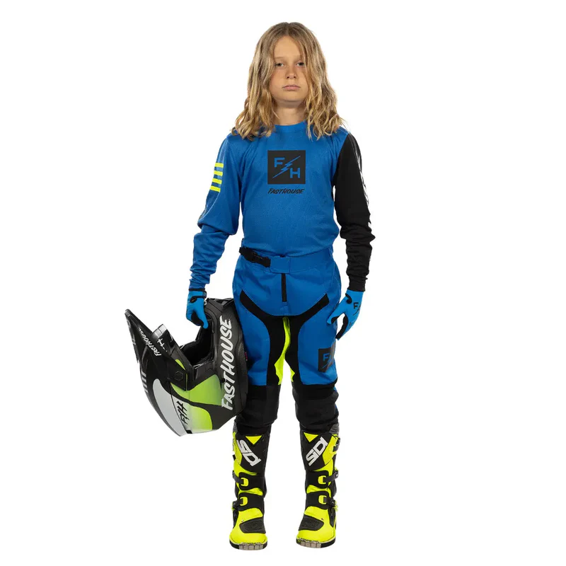 מכנס רכיבה ילדים פסטהאוס כחול צהוב - Fasthouse Youth Carbon Echo Pant מק"ט 375003-35 - תמונת לבוש - עם קסדה