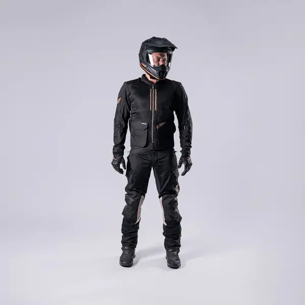 מעיל רכיבה Leatt ADV FlowTour 4.5 Short Jacket שחור/אפור מק"ט 502600250 - תמונת לבוש - קדמי