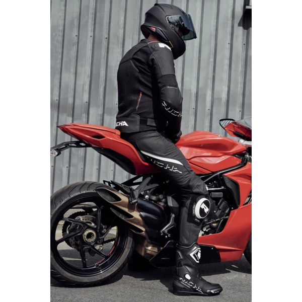 מעיל עור רכיבה RICHA Stradale EVO Leather Jacket שחור/לבן מק"ט 1101100035-120R - תמונת סטייל - מבט אחורי על אופנוע