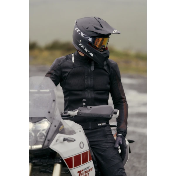 מעיל מיגון רכיבה RICHA Force 2 D3O Jacket שחור מק"ט 1102100084-100R - תמונת סטייל - עומד ליד האופנוע