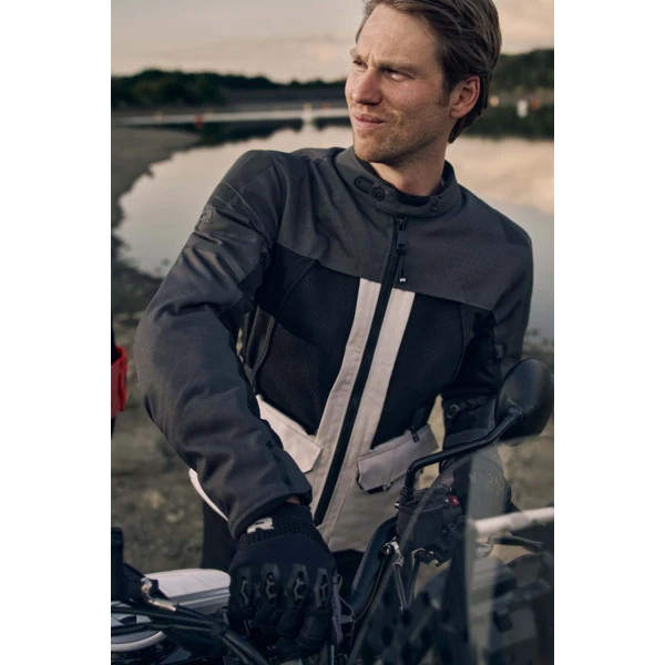 מעיל אדוונצ'ר רכיבה RICHA Infinity 3 Adventure Jacket אפור/כחול מק"ט 1102100088-202R - תמונת סטייל - עומד ליד אגם עם אופנוע
