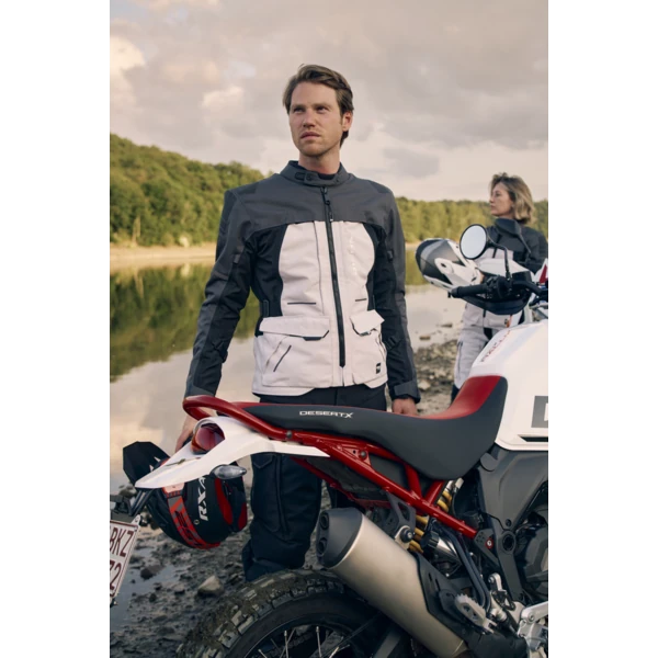 מעיל אדוונצ'ר רכיבה RICHA Infinity 3 Adventure Jacket אפור/כחול מק"ט 1102100088-202R - תמונת סטייל - יושב על האופנוע