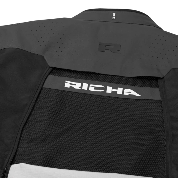 מעיל אדוונצ'ר רכיבה RICHA Infinity 3 Adventure Jacket אפור/כחול מק"ט 1102100088-202R - תקריב - לוגו RICHA בגב