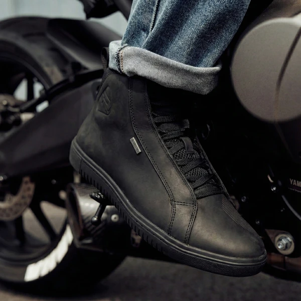 נעלי רכיבה RICHA Logan GTX Shoe שחורות מק"ט 1104100020-100F - תמונת סטייל - הנעל בשימוש על אופנוע