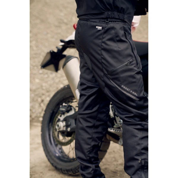 מכנס רכיבה RICHA Airvent Evo 3 Trousers שחור מק"ט 1107100114-100R - תמונת סטייל - לבוש על אופנוע