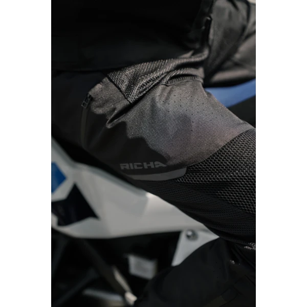 מכנס רכיבה RICHA Airvent Evo 3 Trousers שחור מק"ט 1107100114-100R - תקריב - פרט לבוש